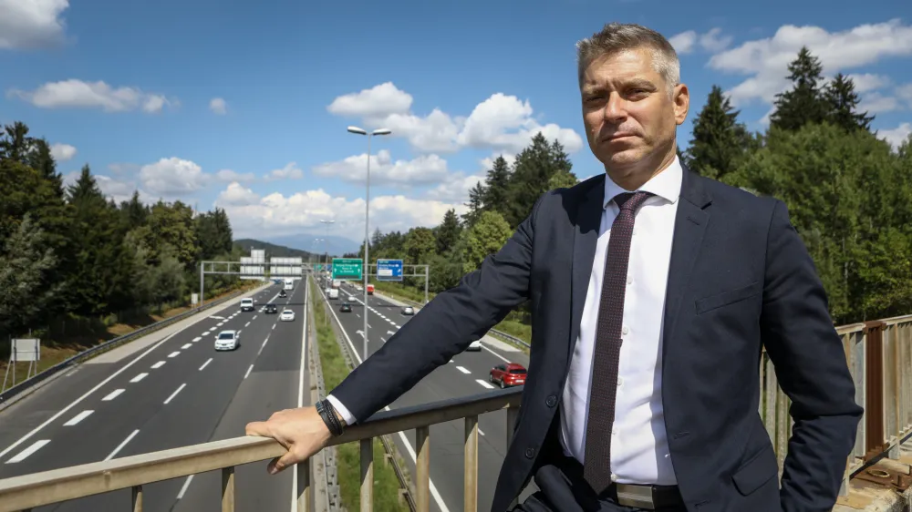 - 30.08.2022 – mag. Valentin Hajdinjak, predsednik uprave DARS, Družba za avtoceste v Republiki Sloveniji  //FOTO: Luka CjuhaOPOMBA: INTERVJU ZA OBJEKTIV 2022