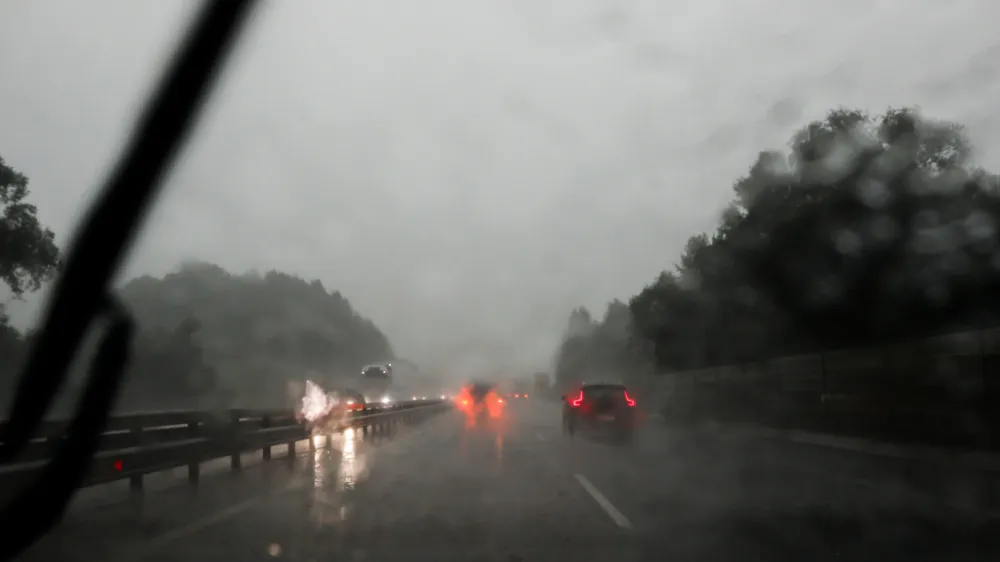 - Nevihta, nevihtni oblak. Štajerska avtocesta Maribor - <br>Ljubljana<br><br>- 19.07.2023 – vreme - oranžno opozorilo za celotno Slovenijo – nevihtni pas - nevihte<br> <br>//FOTO: Bojan Velikonja