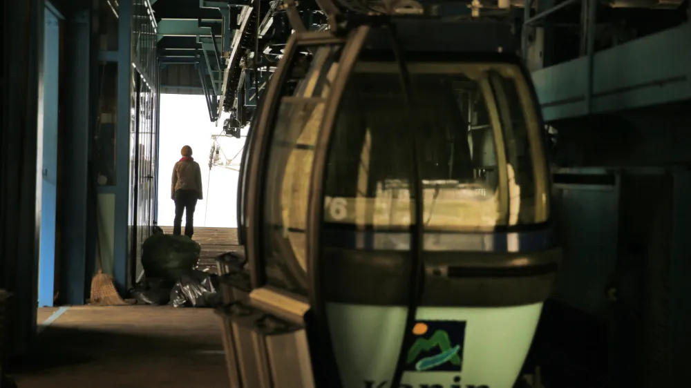 ﻿ATC smučišče Kanin - postaja B - gondolska žičnica - gondola - - POSOČJE 2013 - upad povpraševanja po turističnih zmogljivostih - turizem //FOTO: Bojan Velikonja OPOMBA: ZA OBJAVO V PRILOGI – DNEVNIKOV OBJEKTIV - REPORTAŽA 2013