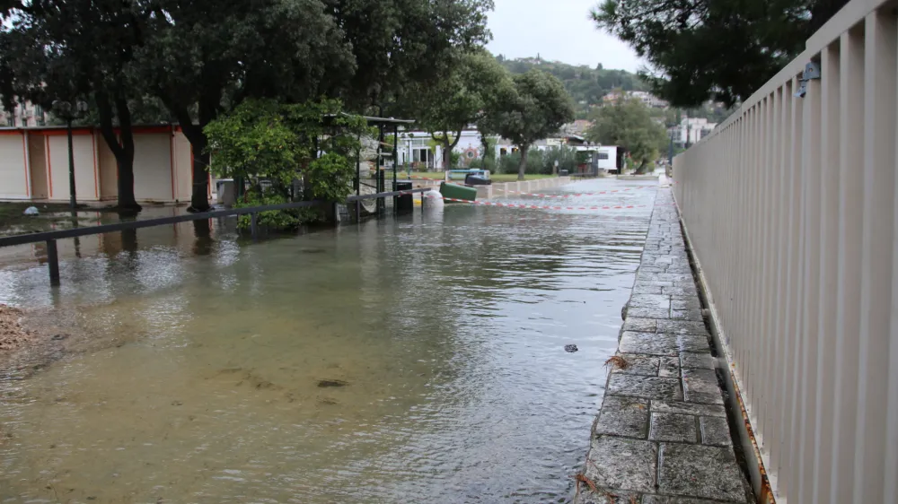 Poplavljena obala in okolica v Portorožu.