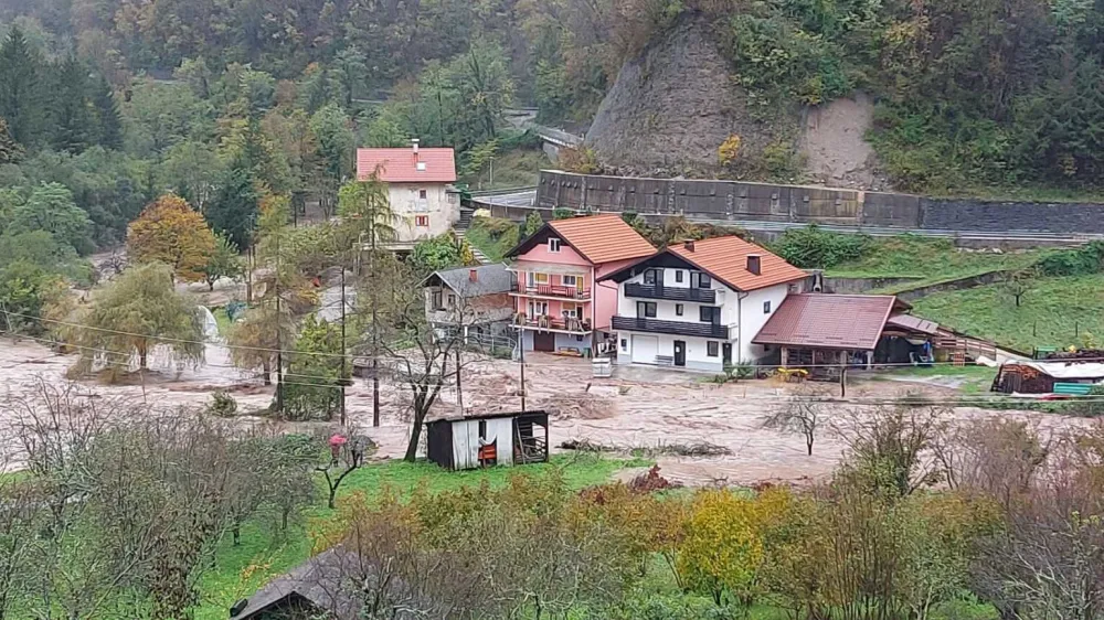 Grahovo ob Baci.<br>Narasla reka Baca v Baski grapi.