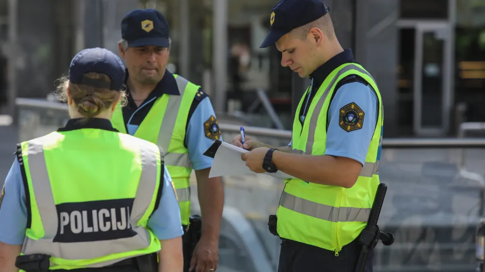 12.07.2022 - kontrola prometa - policisti izvajajo poostren nadzor nad kršitvami enoslednih vozil.FOTO: Luka Cjuha