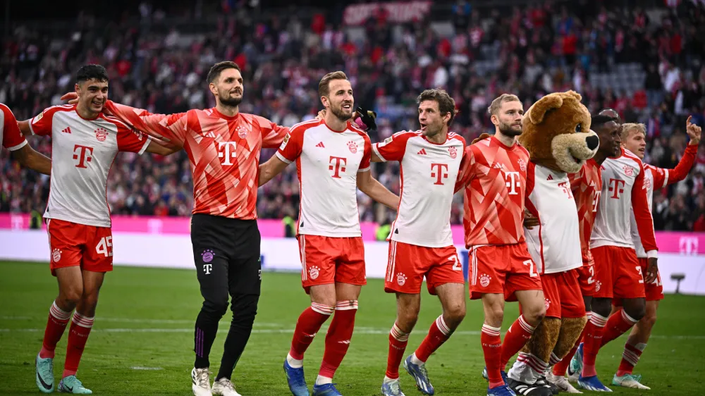 28 October 2023, Bavaria, Munich: Bayern Munich players celebrate after the German Bundesliga soccer match between FC Bayern Munich and SV Darmstadt 98 at Allianz Arena. Photo: Tom Weller/dpa - IMPORTANT NOTICE: DFL and DFB regulations prohibit any use of photographs as image sequences and/or quasi-video.