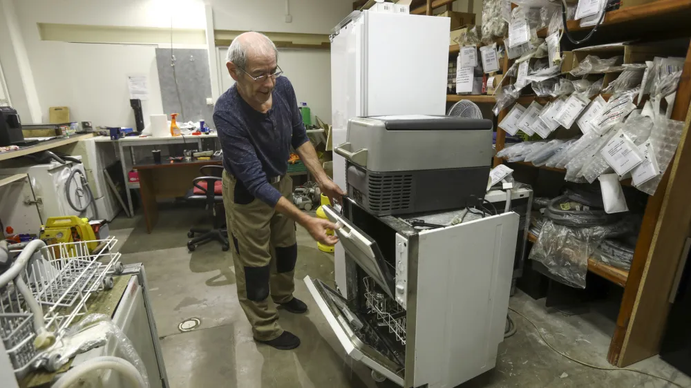 Po izkušnjah serviserja gospodinjskih aparatov Jurija Oražma se večina ljudi predvsem pri manjših aparatih raje kot za popravilo odloči za nakup novega, sploh nizkocenovnega.