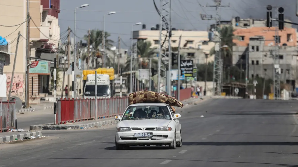 30 October 2023, Palestinian Territories, Nuseirat Camp: A vehicle arrives from the north of Gaza Strip to the south through Salah al-Din road, the main highway of the Gaza Strip. Few vehicles only were able to reach the south after the Israeli forces cut off the main road that connects the north and south of the territory. Photo: Mohammed Talatene/dpa