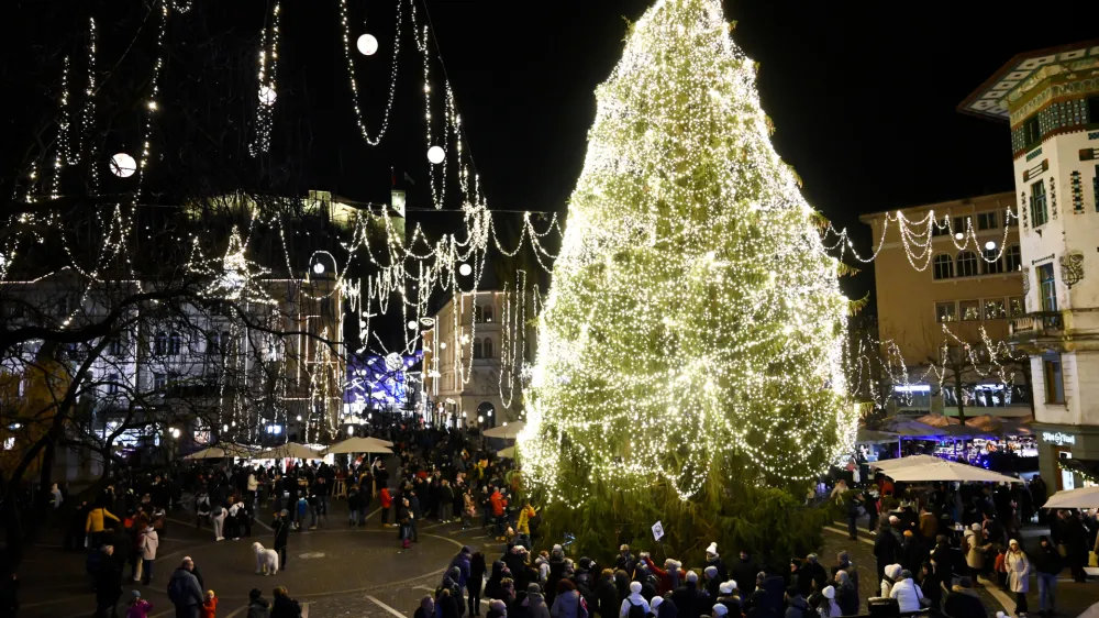 - Ljubljana - novoletna jelka <br><br><br> <br><br>- 16.12.2022 - Veseli December 2022 – praznično okrašeno mesto - božično novoletni sejem -<br><br> <br><br>//FOTO: Nik Erik Neubauer