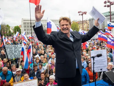 Ljubljana, Trg republike.<br>Shod upokojencev, ki sta ga pripravila ljudska iniciativa Glas upokojencev Slovenije in Institut 1. oktober.<br>Predsednik Instituta 1. oktober Pavel Rupar.