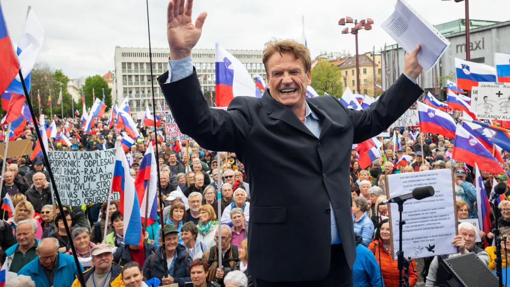 Ljubljana, Trg republike.<br>Shod upokojencev, ki sta ga pripravila ljudska iniciativa Glas upokojencev Slovenije in Institut 1. oktober.<br>Predsednik Instituta 1. oktober Pavel Rupar.