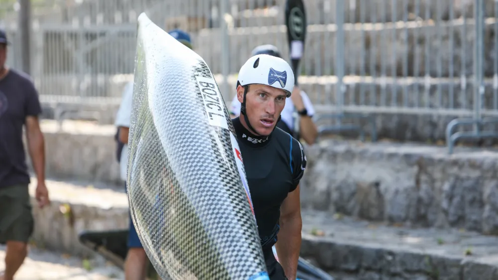 Luka Božič se je leta 2016 preselil v Ljubljano, saj je imel v Tacnu, kjer so tudi izbirne tekme, boljše pogoje za delo kot doma na Mostu na Soči. 