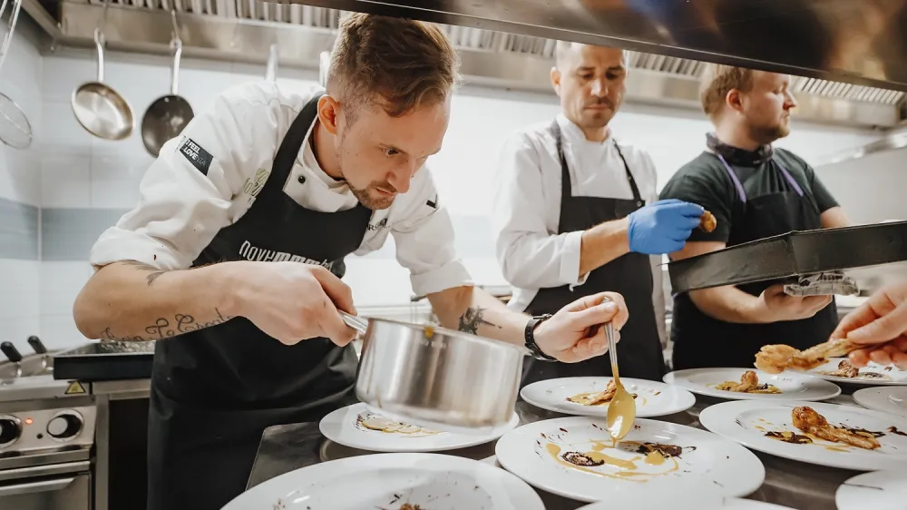 ﻿Vrhunec prvega tedna bo Evropski simpozij hrane, v okviru katerega bo Turizem Ljubljana izvedel uspešnico izpred dveh let »Gourmet Ljubljana Crawl« in doživljajsko večerjo »Ljubljana Soul Chefs«, ki jo bodo pripravljali kuharski tandemi.