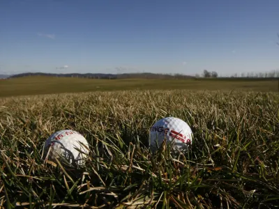 Golf igrišče Trnovo Ljubljana - med ljubljanskim avtosejmom in južno ljubljansko obvoznico zgrajeno na ljubljanski deponiji - odlagališče preurejeno v igrišče za golf primer dobre prakse spreminjanja degradiranih površin v prebivalcem nemoteče območje. <br><br><br>//FOTO: Matej Povše<br>OPOMBA: ZA OBJAVO V PRILOGI – DNEVNIKOV OBJEKTIV - REPORTAŽA