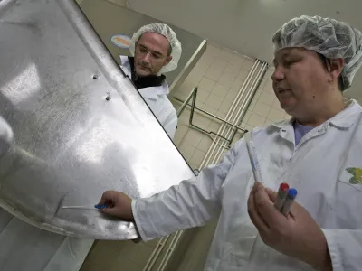 mlekarna in sirarna, Biotehniški center Naklo, Matej Demšar, Vurs Kranj, direktor, Barbara Bešter, vodja mlekarske delavnice BC Naklo  - Veterinarska uprava RS (Vurs) ob 250. obletnici veterinarskega poklica - ogled celotnega postopka nadzora VURS v času obratovanja klavnice in varnosti krme ter nadzor varnosti živil živalskega izvora v primarni proizvodnji (mlekarna in sirarna).  //FOTO: Jaka Adamič 