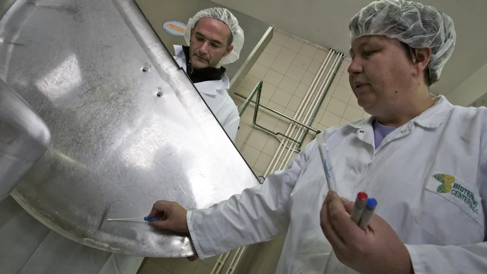 mlekarna in sirarna, Biotehniški center Naklo, Matej Demšar, Vurs Kranj, direktor, Barbara Bešter, vodja mlekarske delavnice BC Naklo  - Veterinarska uprava RS (Vurs) ob 250. obletnici veterinarskega poklica - ogled celotnega postopka nadzora VURS v času obratovanja klavnice in varnosti krme ter nadzor varnosti živil živalskega izvora v primarni proizvodnji (mlekarna in sirarna).  //FOTO: Jaka Adamič 