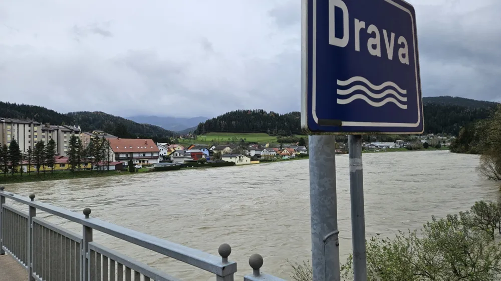 Vuzenica, ob reki Dravi.<br>V Vuzenici so sprozili opozorilno sireno zaradi narascanja reke Drave.<br>Narasla reka Drava.