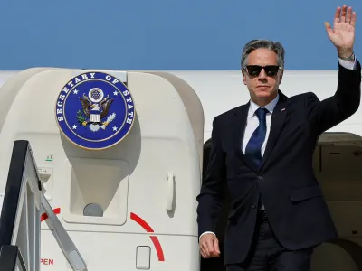 U.S. Secretary of State Antony Blinken boards a plane, en route to Cyprus, amid the ongoing conflict between Israel and the Palestinian Islamist group Hamas, at Ben Gurion International Airport in Tel Aviv, Israel, November 5, 2023. REUTERS/Jonathan Ernst/Pool