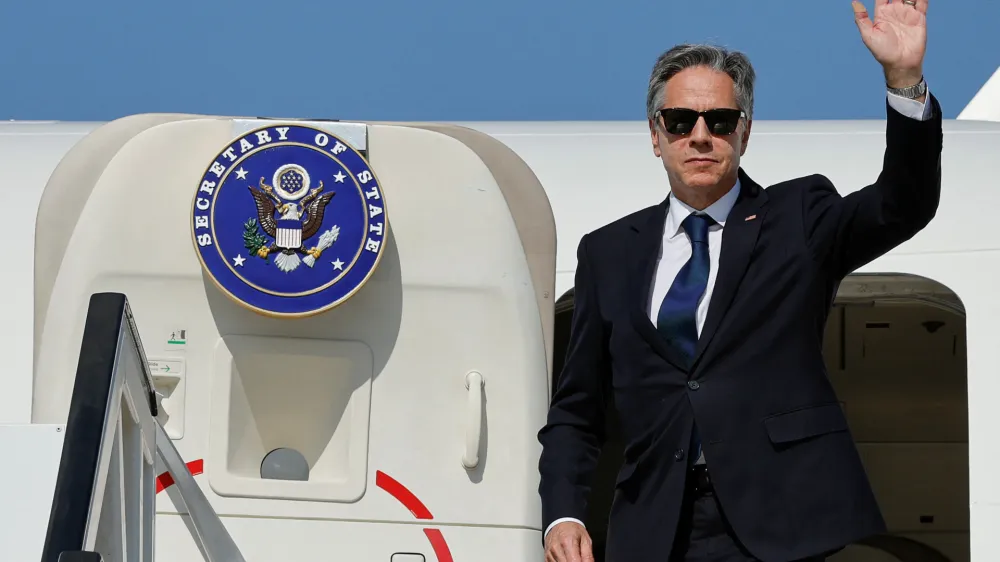 U.S. Secretary of State Antony Blinken boards a plane, en route to Cyprus, amid the ongoing conflict between Israel and the Palestinian Islamist group Hamas, at Ben Gurion International Airport in Tel Aviv, Israel, November 5, 2023. REUTERS/Jonathan Ernst/Pool