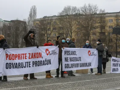 ﻿protestni shod kreditojemalcev kreditov v švicarskih frankih - protest Združenje Frank -. - 01.02.2022 – Državni zbor DZ - poslanci obravnavali predlog zakona o omejitvi in porazdelitvi valutnega tveganja med kreditodajalci in kreditojemalci kreditov v švicarskih frankih, ki ga je v postopek vložil državni svet. //FOTO: Luka Cjuha 