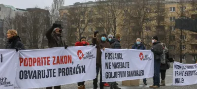 protestni shod kreditojemalcev kreditov v švicarskih frankih - protest Združenje Frank -. - 01.02.2022 – Državni zbor DZ - poslanci obravnavali predlog zakona o omejitvi in porazdelitvi valutnega tveganja med kreditodajalci in kreditojemalci kreditov v švicarskih frankih, ki ga je v postopek vložil državni svet. //FOTO: Luka Cjuha 
