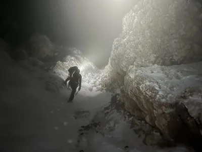 Tuja državljanka je od&scaron;la od doma na turo prepozno, neprimerno opremljena in oblečena, za hojo po brezpotju pa je uporabljala navigacijsko sled preko aplikacije Strava ter se tako v megli in vetru zaplezala na samem vrhu.