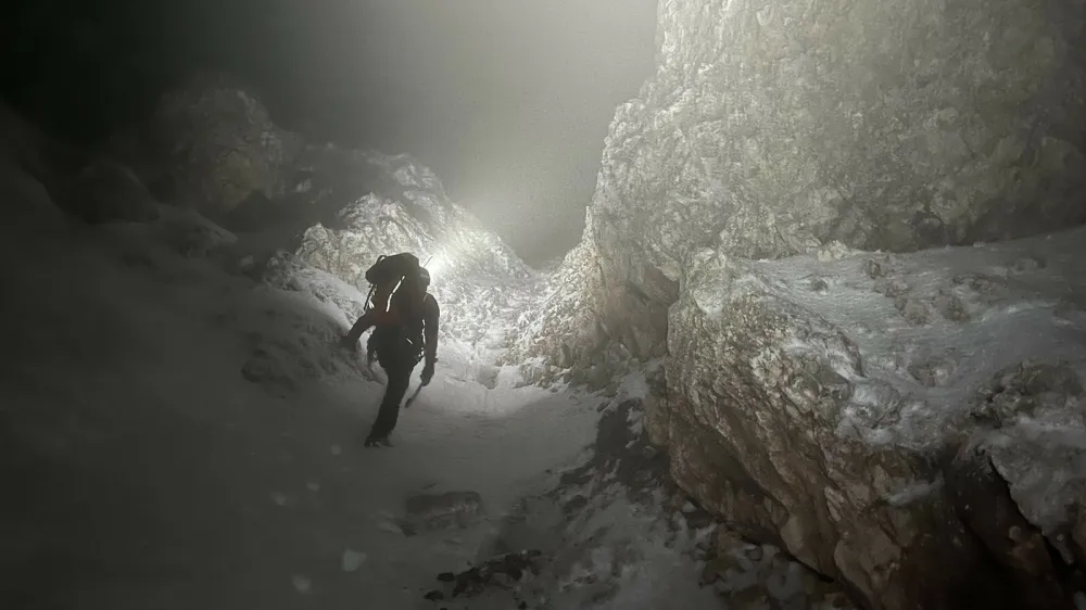 Tuja državljanka je od&scaron;la od doma na turo prepozno, neprimerno opremljena in oblečena, za hojo po brezpotju pa je uporabljala navigacijsko sled preko aplikacije Strava ter se tako v megli in vetru zaplezala na samem vrhu.