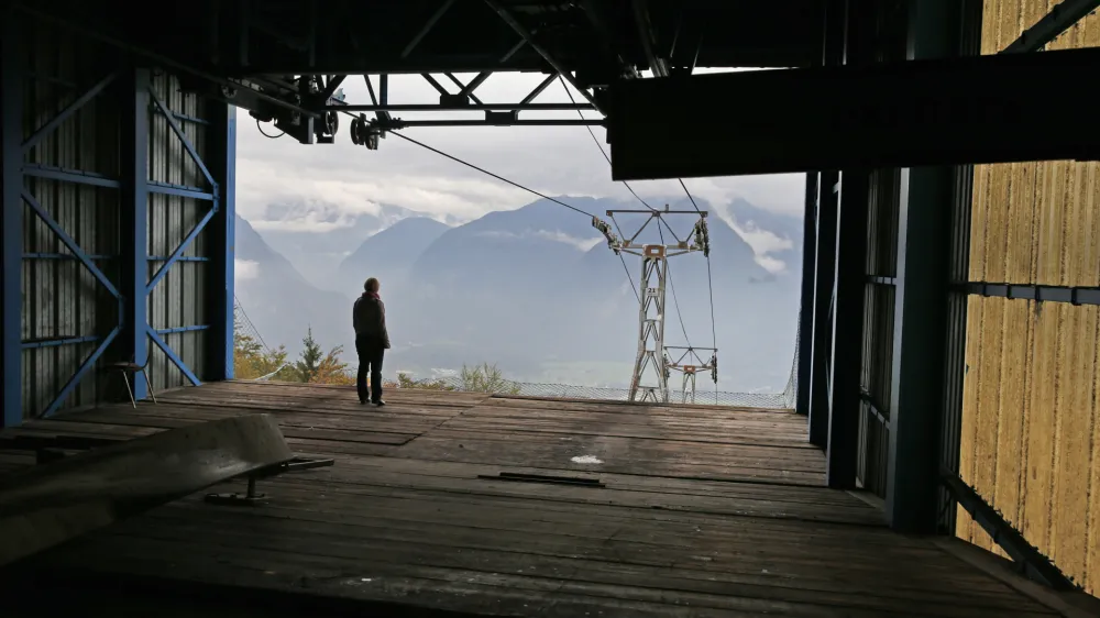 ﻿ATC smučišče Kanin - postaja B - gondolska žičnica - gondola - - POSOČJE 2013 - upad povpraševanja po turističnih zmogljivostih - turizem //FOTO: Bojan Velikonja OPOMBA: ZA OBJAVO V PRILOGI – DNEVNIKOV OBJEKTIV - REPORTAŽA 2013