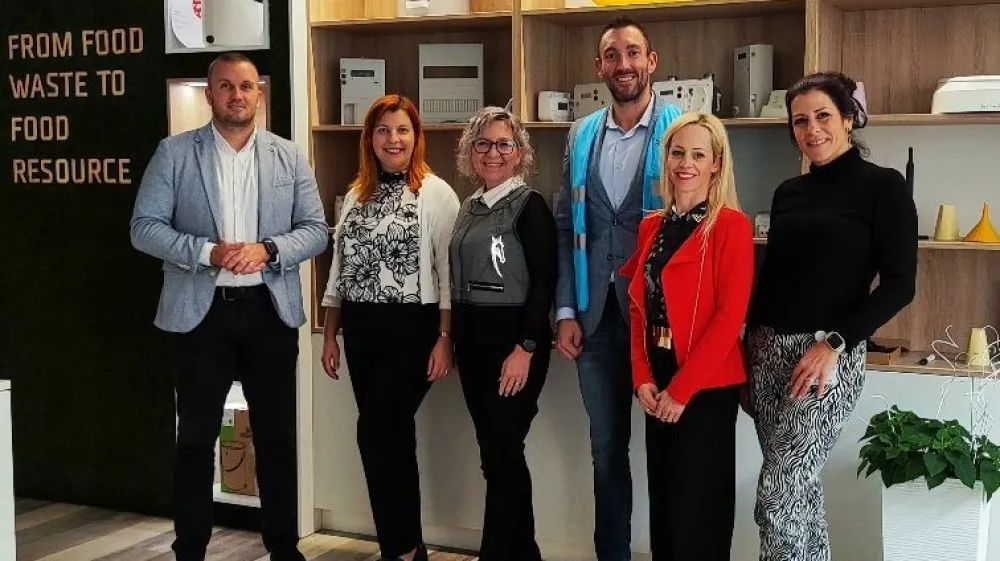 Z leve: Niko Medved, pomočnik direktorja Skaze, Edisa Avdić Civek, people and culture menedžerka v Skazi, Larisa Grizilo, direktorica za področje človeških virov in komunikacij pri A1, Mark Kalin, direktor ABC Acceleratorja, Petra Wagner, direktorica Salesboosterja, in Tina Grošelj Dobrijević, vodja odnosov z javnostjo v Skazi. F Skaza