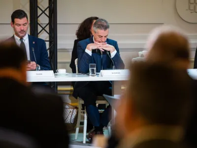 Pred komisijo za nadzor obveščevalnih in varnostnih služb bodo poklicali tudi predsednika vlade Roberta Goloba. F STA