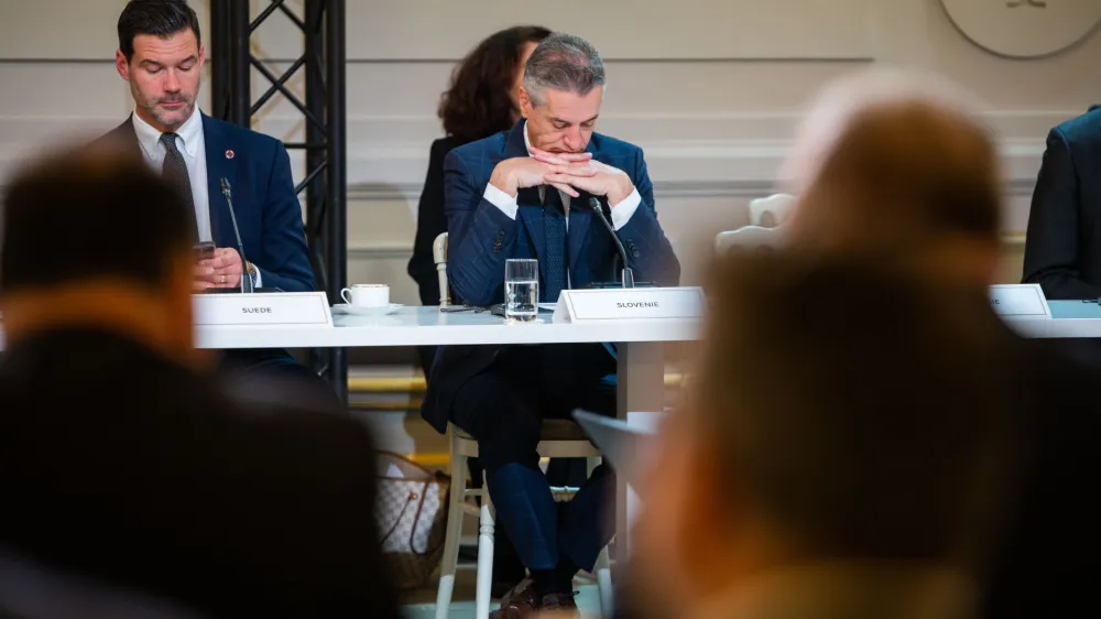 Pred komisijo za nadzor obveščevalnih in varnostnih služb bodo poklicali tudi predsednika vlade Roberta Goloba. F STA