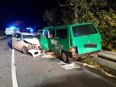 Pijani voznik je prehitev prek polne črte in se zabil v kombi, v katerem je umrla 75-letna sopotnica. F PU Novo mesto