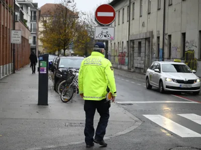 - preizkus alkoholiziranosti - alkotest, alkohol v prometu, policija - 06.12.2022 - policisti Postaje prometne policije Ljubljana vršili postopke preizkusov alkoholiziranosti voznikov v prometu na Kotnikovi ulici pred poslopjem Agencije za varnost prometa - //FOTO: Nik Erik Neubauer
