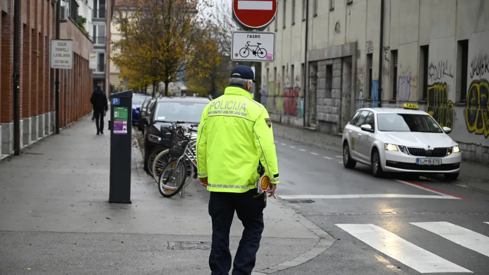 - preizkus alkoholiziranosti - alkotest, alkohol v prometu, policija - 06.12.2022 - policisti Postaje prometne policije Ljubljana vršili postopke preizkusov alkoholiziranosti voznikov v prometu na Kotnikovi ulici pred poslopjem Agencije za varnost prometa - //FOTO: Nik Erik Neubauer