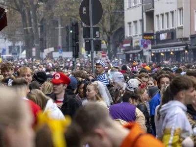 11 November 2023, North Rhine-Westphalia, Cologne: People gather at Zulpicher Strasse as they celebrate the 2023 Cologne Carnival. Photo: Thomas Banneyer/dpa