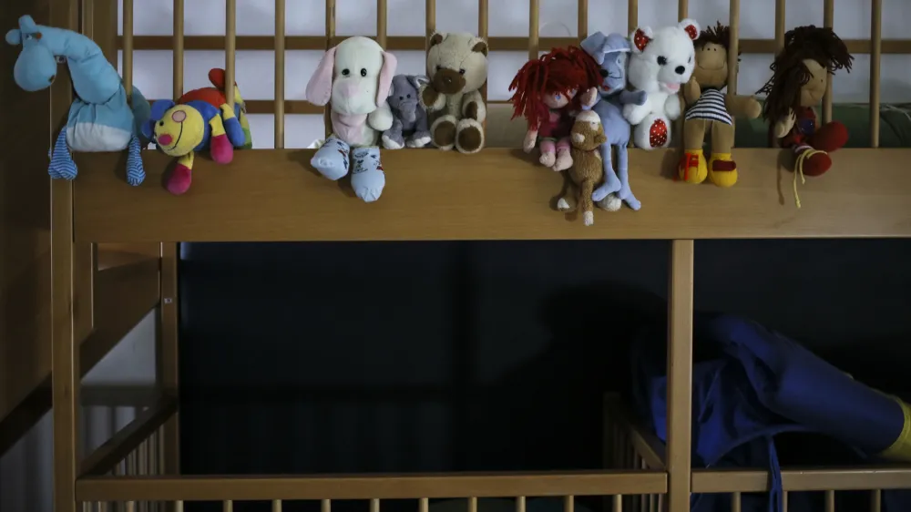 Prva obtoženčeva žena in &scaron;tirje otroci so bili deležni zelo hudega nasilja, trdi tožilstvo.&nbsp;