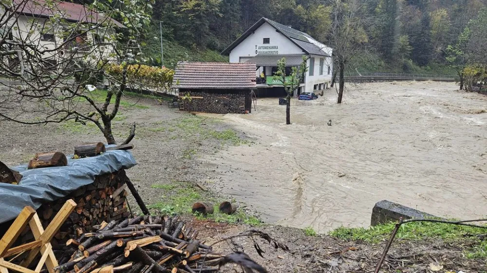 Luce.<br>Plaz, ki je nastal po avgustovski vodni ujmi, ogroza Struge pri Lucah.