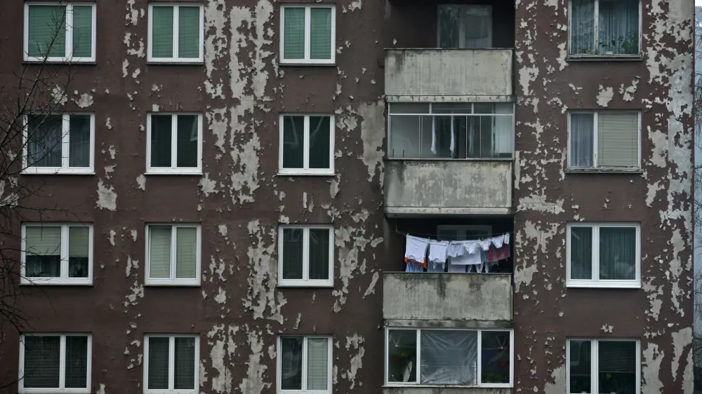 Jesenice - stanovanjski blok- kultura bivanja - urbanizem - arhitektura - nepremičnine - naselja //FOTO: Luka CjuhaOPOMBA: ZA OBJAVO V PRILOGI – DNEVNIKOV OBJEKTIV - REPORTAŽA