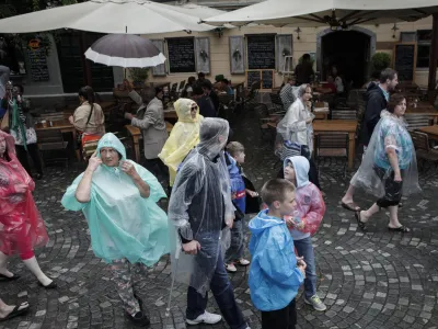 ﻿- 30.07.2014 - Poletje 2014 - tuisti v Ljubljani, deževno obdobje - mesec Julij, dež, palerina  //FOTO: Luka Cjuha.