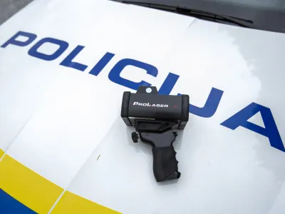 ﻿- radar - meritev hitrosti, - 13.08.2019 – Spodnji Log - Vseevropska akcija Hitrost v kateri so sodelovali tudi slovenski policisti - glavni cilj akcije zmanjšanje števila prometnih nesreč zaradi hitrosti - policijska kontrola – policijski nadzor hitrosti na cestah - Policija //FOTO: Matjaž Rušt