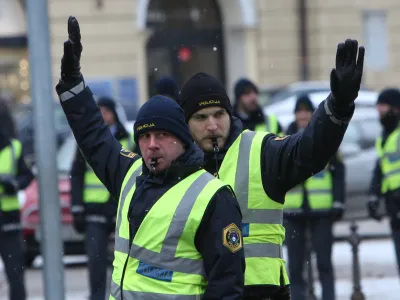 ﻿- 10.01.2017 - Policija - policist prometnik fizično ureja promet v križišču - usmerjanje pretoka prometa skozi križišče - promet v Ljubljani - //FOTO: Tomaž Skale