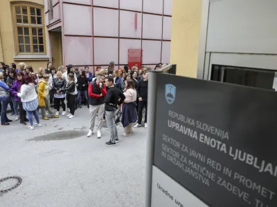 - Upravna enota Tobačna - 24.05.2023 - enourna opozorilna stavka zaposlenih na Upravni enoti UE Ljubljana - uradniki zahtevali dvig plač za sedem plačnih razredov in izenačitev nazivov na upravni enoti z nazivi na ministrstvih – protest – protestni shod - //FOTO: Jaka Gasar