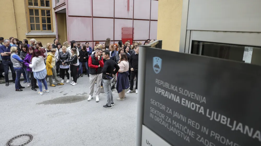 - Upravna enota Tobačna - 24.05.2023 - enourna opozorilna stavka zaposlenih na Upravni enoti UE Ljubljana - uradniki zahtevali dvig plač za sedem plačnih razredov in izenačitev nazivov na upravni enoti z nazivi na ministrstvih – protest – protestni shod - //FOTO: Jaka Gasar