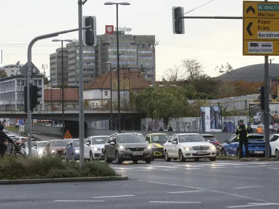 - 10.11.2023 - križišče Bavarski dvor - Tivolska cesta - policija - promet //FOTO: Luka Cjuha