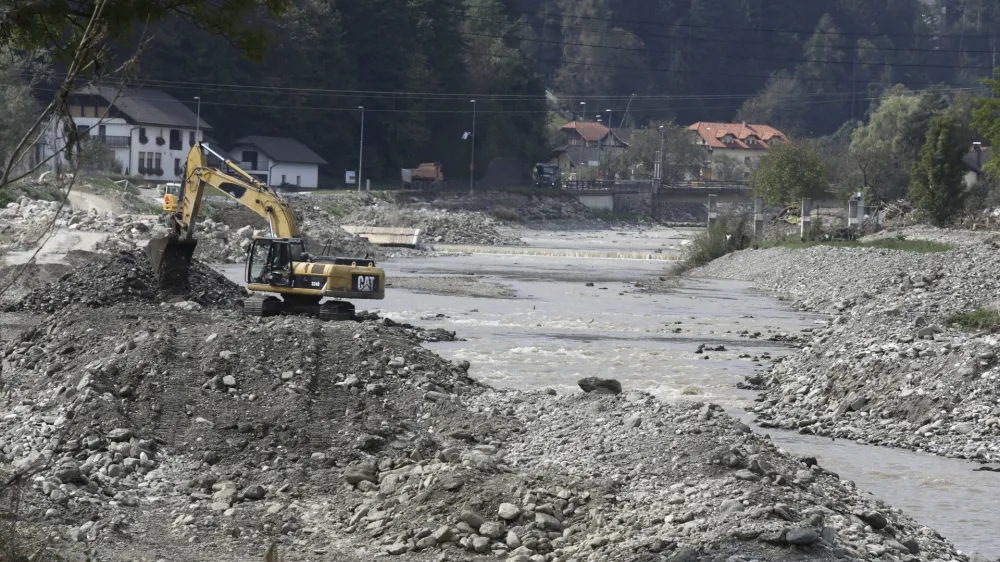 - 13.09.2023 – - Ljubno ob Savinji - odpravljanje posledic poplav – sanacija škode - urejanje vododtokov - reka Savinja - najhujša naravna ujma v zgodovini Slovenije //FOTO: Luka Cjuha