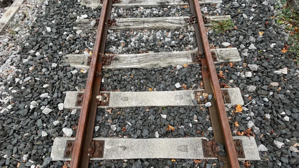 Abandoned line Villa Opicina - Krepelje, the border (concrete sleepers Italy, wood Slovenia)