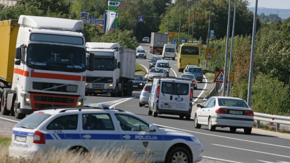 zaradi tehničnik težav zaprt predor Kastelec  - Primorska avtocesta - zaprt promet v obe smeri zaradi napak v krmilno nadzornih sistemih v predorih Dekani in Kastelec -   ///FOTO: Luka Cjuha