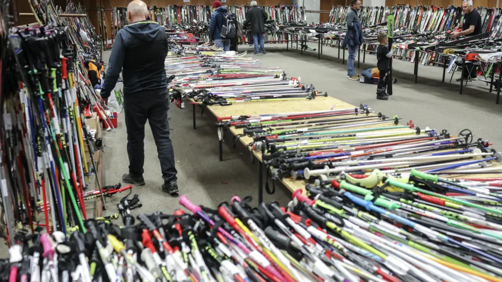 - 24.11.2022 &ndash; Smučarski sejem Snežinka - sejem rabljene smučarske opreme na GR v Ljubljani - //FOTO: Jaka Gasar