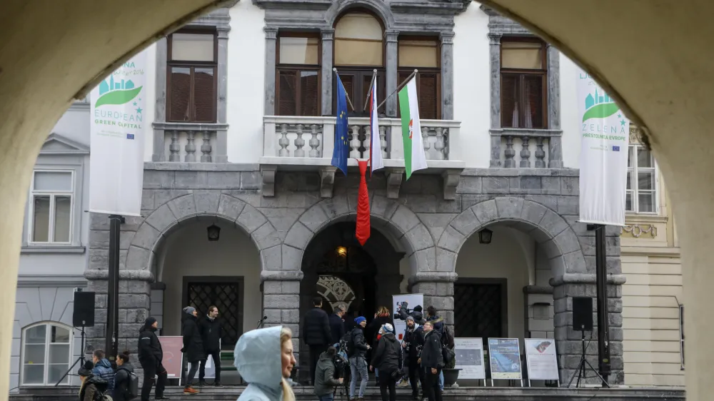 ﻿- 15.01.2020 – Ljubljanska Mestna hiša – izobesili hrvaško kravato na pročelje Mestne hiše ob začetku hrvaškega predsedovanja Svetu EU,   //FOTO: Luka Cjuha.