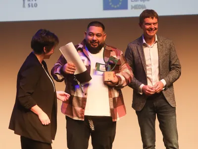 nagrada Vodomec -&nbsp;&nbsp;Edmond Olah (Edmond Kolompar), igralec v nagrajenem&nbsp; madžarskem filmu Tri tisoč o&scaron;tevilčenih opek, režiserja Adama Cs&aacute;szia- 18.11.2023 -&nbsp;34. Ljubljanski mendarodni filmski festival Liffe 2023 &ndash; sklepna prireditev in podelitev nagrad&nbsp;//FOTO: Bojan Velikonja