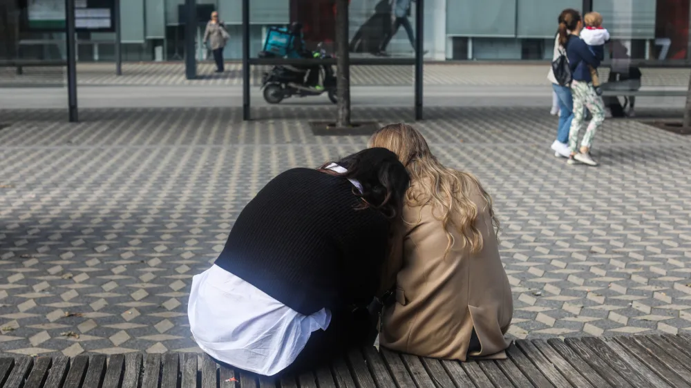 - 10.10.2022 &ndash; Simbolična fotografija, tolažba, du&scaron;evna stiska, psihologija, prijateljstvo, jok, žalost. //FOTO: Bojan Velikonja