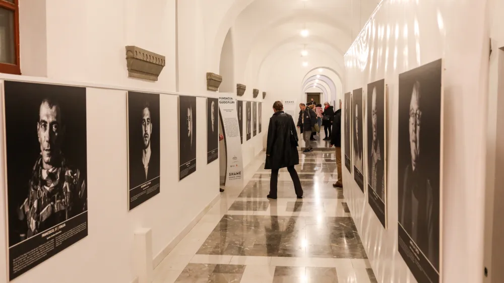 - 18.11.2023 - Potujoča razstava SHAME – EUROPEAN. STORIES in okrogla miza pod pokroviteljstvom Sveta Evrope - portreti skoraj stotih žrtev zlorabe v otroštvu in video posnetki nagrajenega novinarja Simona Padovanija dokumentirajo krivico in trpinčenje ter dajejo glas žrtvam //FOTO: Bojan Velikonja