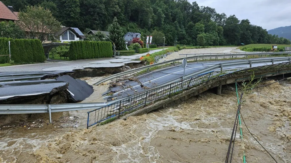 V Dravogradu porušenih mostov sploh ne štejejo več.